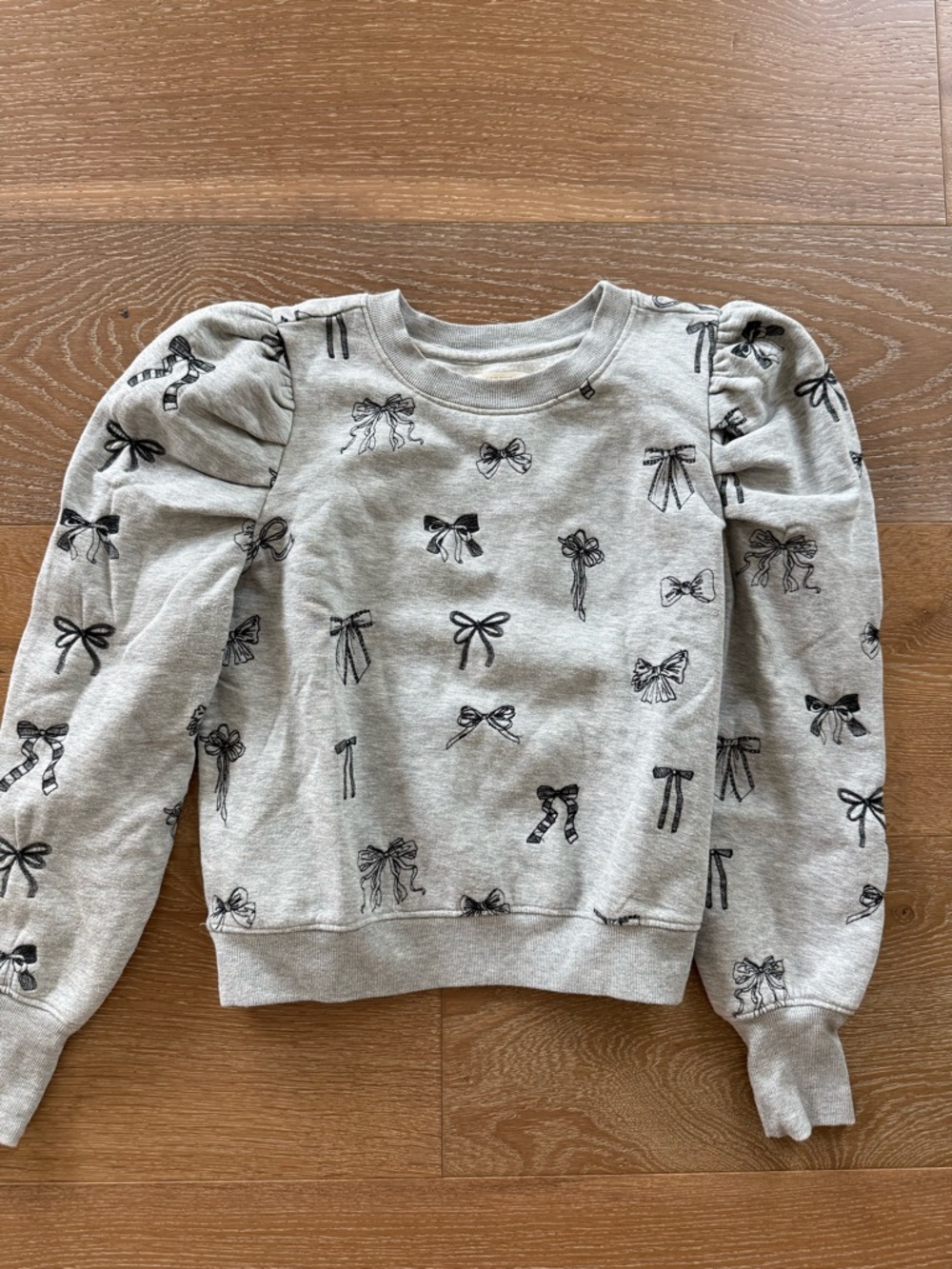Maeve Light Gray Bow-Print Puff Sleeve Sweatshirt